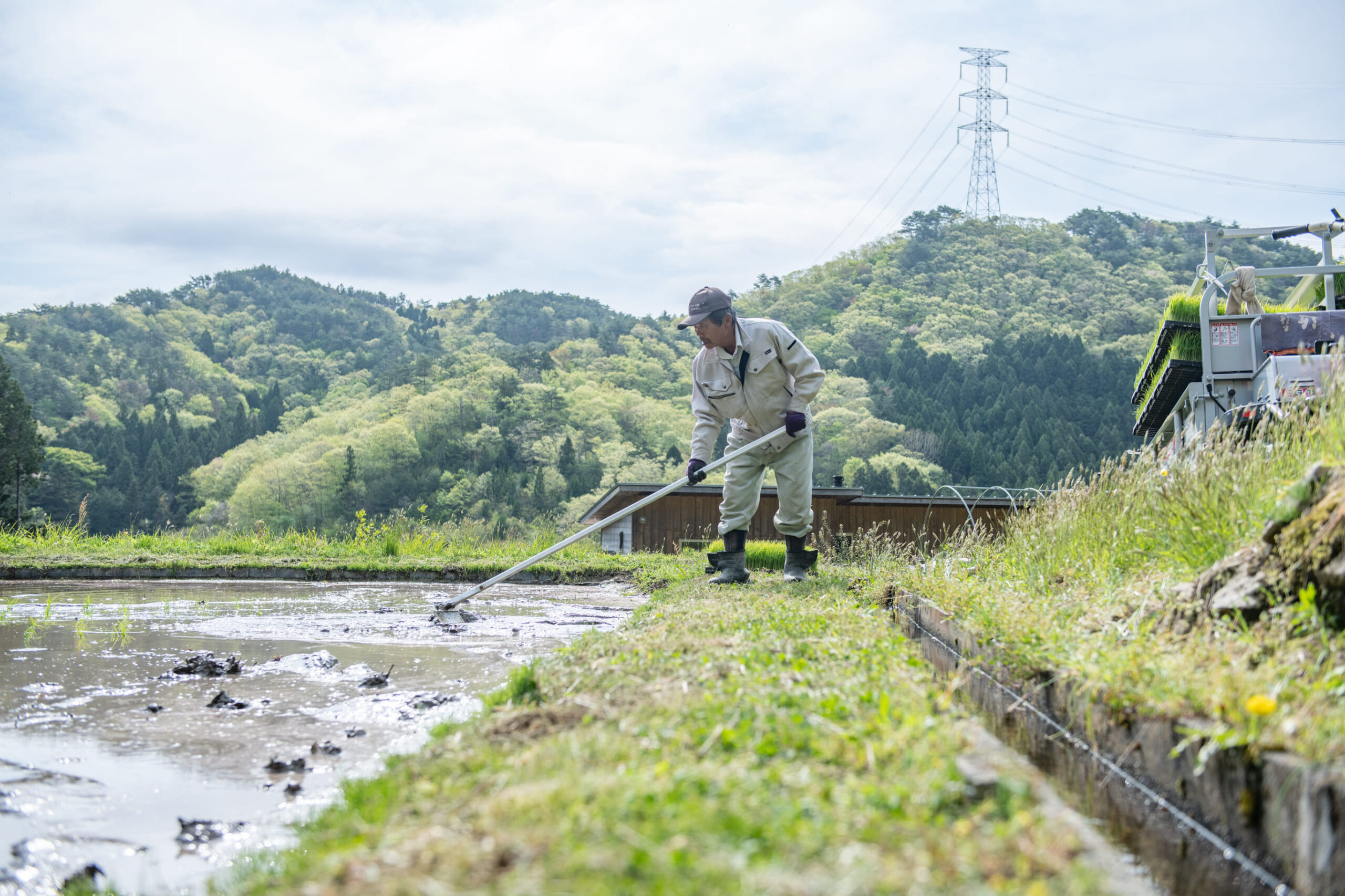 田んぼの手入れをする小嶋清春さん